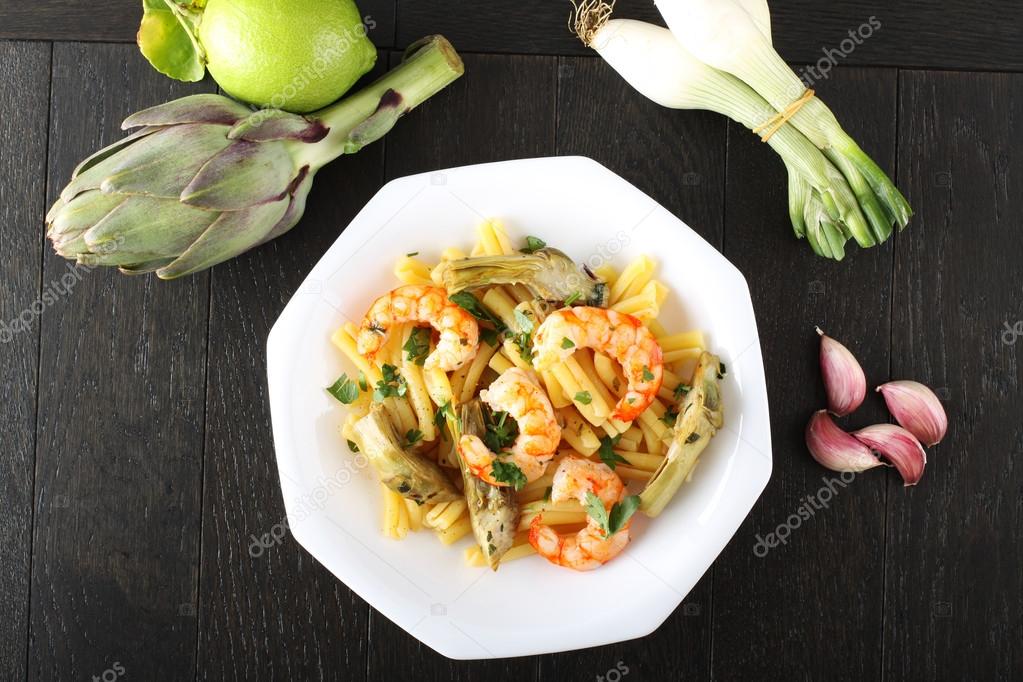 Pasta with shrimps and artichokes