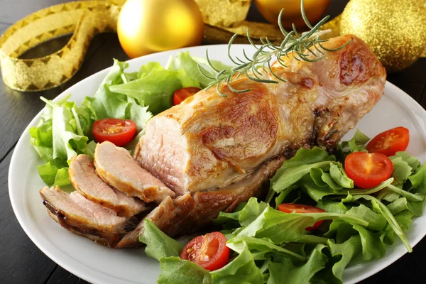 Ossenhaas biefstuk met groenten en kerstversiering — Stockfoto
