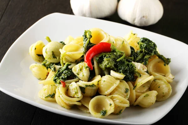 Pasta med broccoli, vitlök och chili — Stockfoto