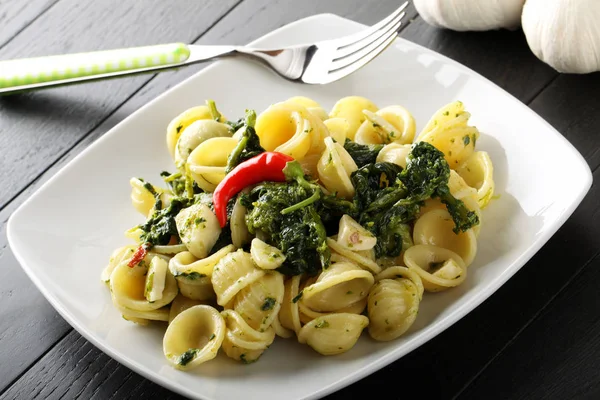 Pasta met broccoli, knoflook en Spaanse peper — Stockfoto