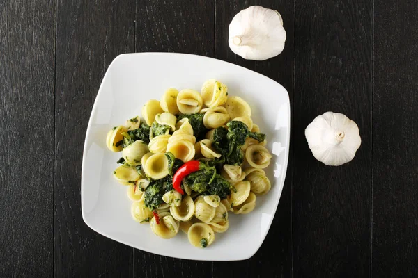 Pasta met broccoli, knoflook en Spaanse peper — Stockfoto