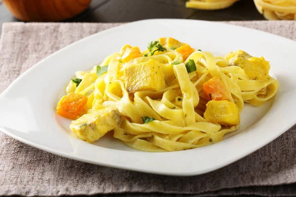 Noodles with swordfish, cream and saffron — Stock Photo, Image