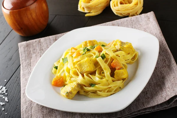 Noodles with swordfish, cream and saffron — Stock Photo, Image