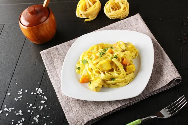 Tagliatelle con pesce spada, panna e zafferano — Foto Stock