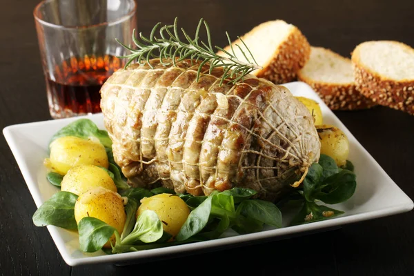 Rinderroulade mit Bratkartoffeln und frischem Gemüse Stockbild