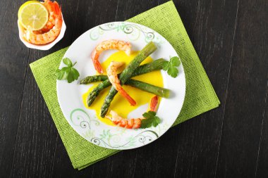 Karides safran soslu kuşkonmaz ile