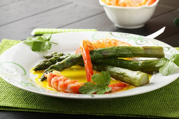 Gamberi con asparagi in salsa di zafferano — Foto Stock