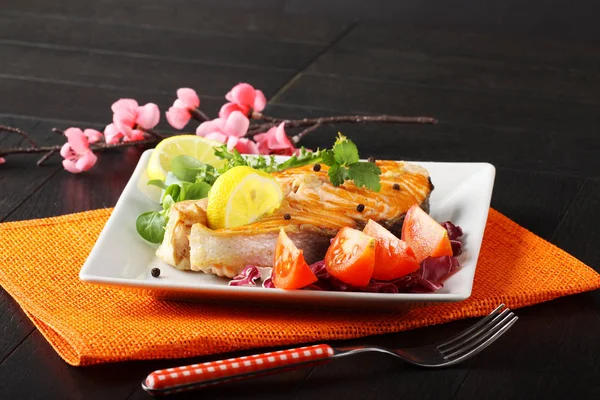 Fatia de salmão fresco com tomate e salada — Fotografia de Stock