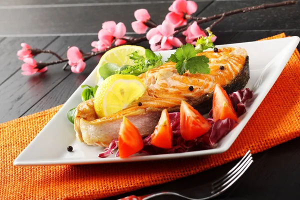 Slice of fresh salmon with tomatoes and salad — Stock Photo, Image