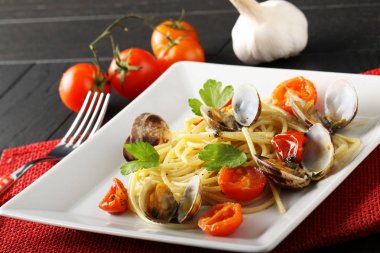 Spagetti taze istiridye ve domates ile