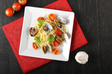Spagetti taze istiridye ve domates ile