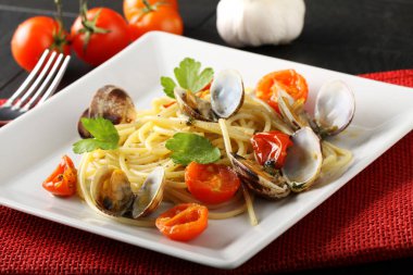 Spagetti taze istiridye ve domates ile