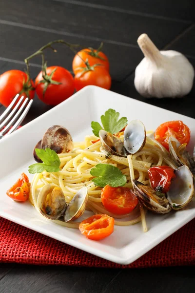 Спагетті зі свіжими молюсками та помідорами — стокове фото