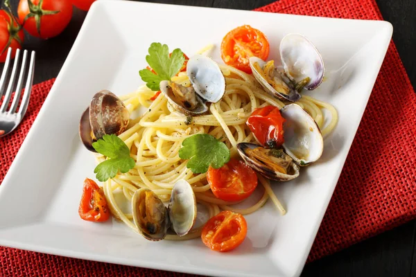 Spaghetti con vongole fresche e pomodoro — Foto Stock