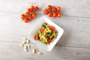 Rezene pesto, badem ve kiraz domates ile makarna