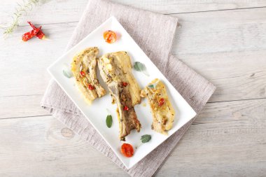 Otlar ile kavrulmuş domuz eti