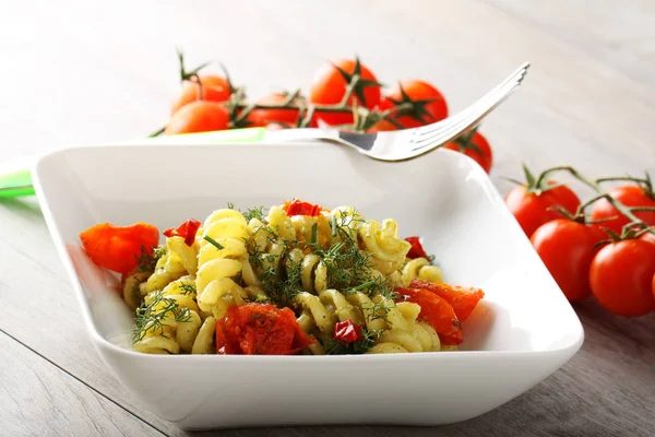 Pasta med fänkål pesto, mandlar och körsbärstomater — Stockfoto