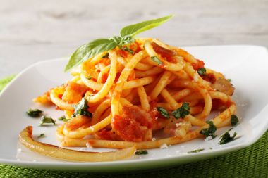 Parmesan peyniri, domates, domuz pastırması ile Bucatini Amatriciana