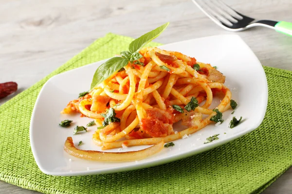 Bucatini Amatriciana, com queijo parmesão, tomate e bacon — Fotografia de Stock