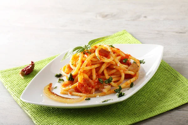 Bucatini Amatriciana, com queijo parmesão, tomate e bacon — Fotografia de Stock