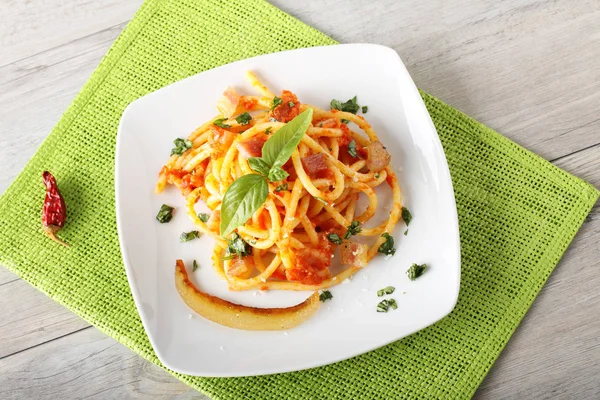 Bucatini Amatriciana, com queijo parmesão, tomate e bacon — Fotografia de Stock