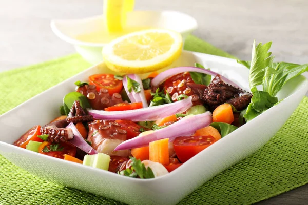 Salade de pieuvre fraîche avec tomate et oignon — Photo