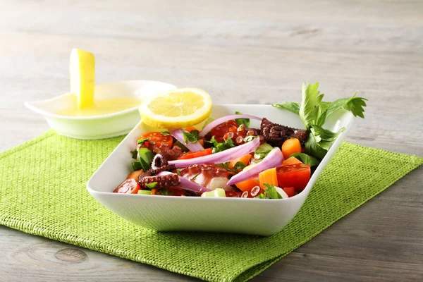 Salată proaspătă de caracatiță cu roșii și ceapă — Fotografie, imagine de stoc