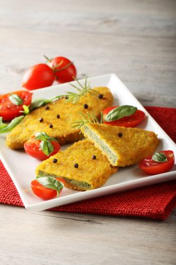 Ispanak Beşamel sos domates salatası ile