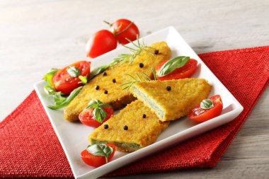 Ispanak Beşamel sos domates salatası ile