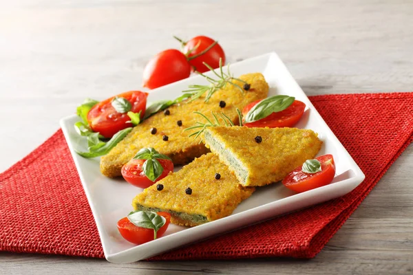 Spinach cutlets with tomato salad — Stock Photo, Image