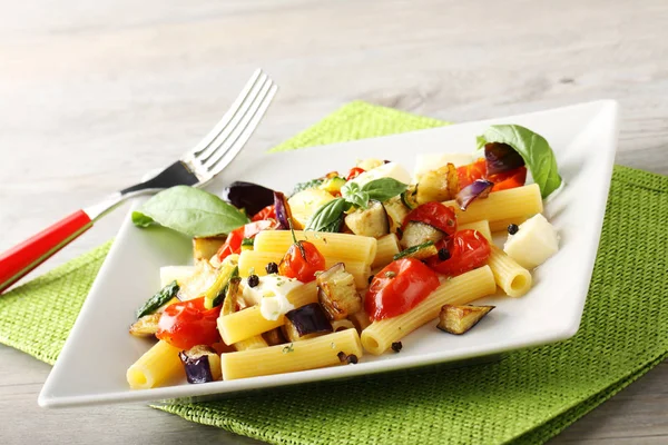 Pasta with eggplant, cherry tomatoes and mozzarella — Stock Photo, Image
