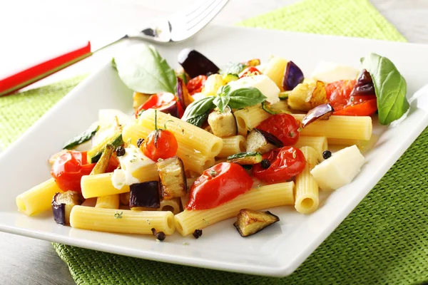 Pasta with eggplant, cherry tomatoes and mozzarella — Stock Photo, Image