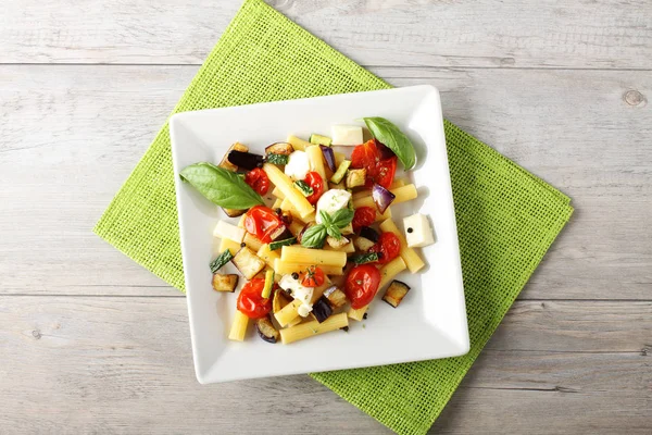 Pasta con melanzane, pomodorini e mozzarella — Foto Stock