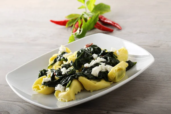Tortellini met spinazie, ricotta kaas en chili peper — Stockfoto