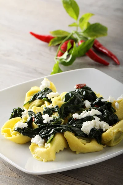 Tortellini med spenat, ricottaost och chilipeppar — Stockfoto