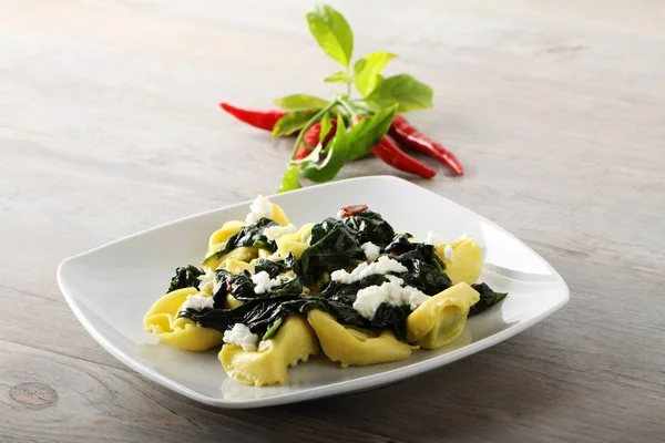 Tortellini com espinafre, queijo ricota e pimenta — Fotografia de Stock