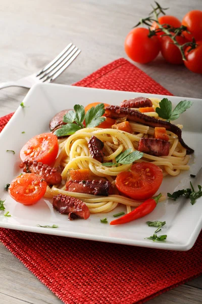 Spaghetti med bläckfisk, körsbärstomater och peppar — Stockfoto