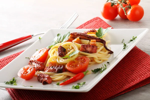 Spaghetti mit Tintenfisch, Kirschtomaten und Paprika — Stockfoto