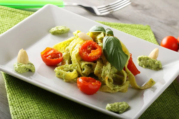 Pâtes au pesto de courgettes et tomates cerises — Photo