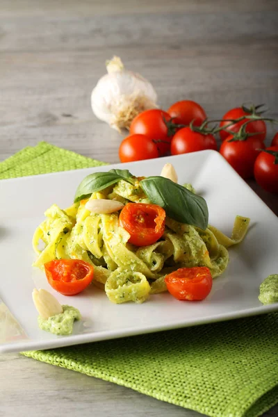 Pâtes au pesto de courgettes et tomates cerises — Photo