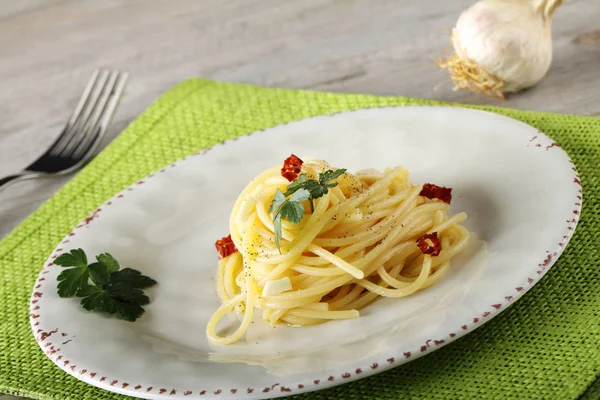 Spaghetti à l'huile d'ail et au piment fort — Photo