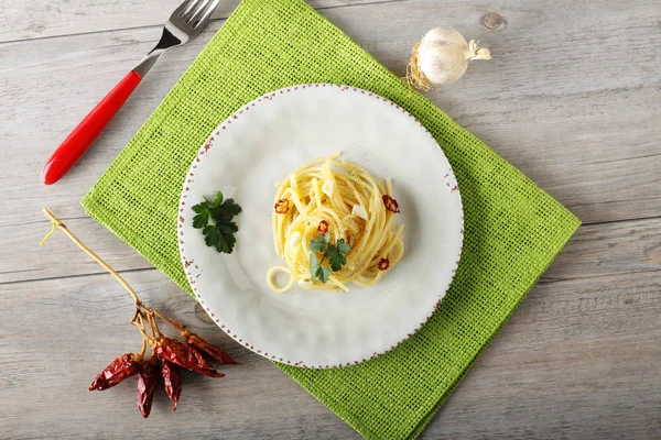 Spaghetti à l'huile d'ail et au piment fort — Photo