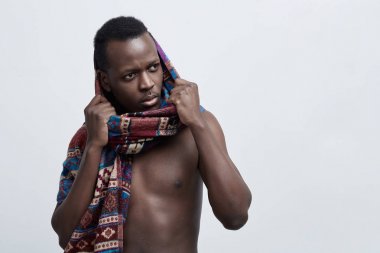 Stüdyo portre reklam mesajları veya içerik kopyalama alanı alanı yanlış anlama ve bir kenara hayal kırıklığı ile seyir yakışıklı Afro-Amerikan adamın beyaz arka plan. İnsani duygular kavramı