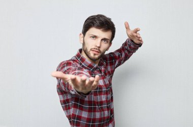 Casual gömlek onun el, yardım, kalp bayana sunan kamera bakarak genç çekici mavi gözlü bir adam. Dans etmek, ortak olmaya davet ediyoruz. Sesini, dil kavramı.