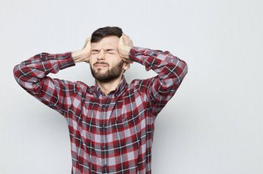 Stüdyo çekim genç adam üzgün ve depresyonda. Desper bakıyor