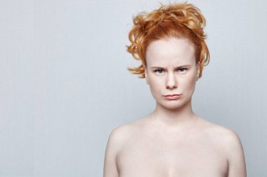 Stüdyo portre çatık ve surat asmayı genç rahatsız erkek mutsuz bak, hayal kırıklığına dudaklar büzülür. Kızgın ya da tahriş seyir inatçı genç kız