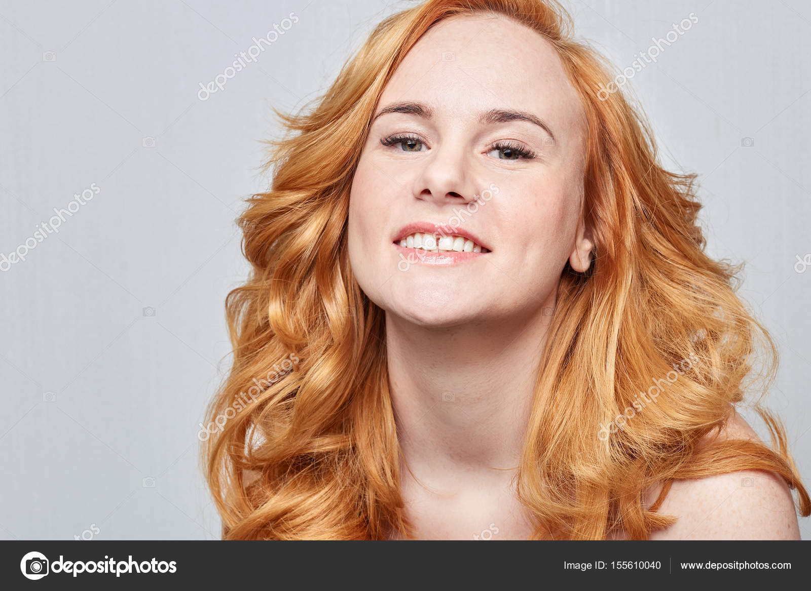 The laughing redhead Deja daire gapin anal