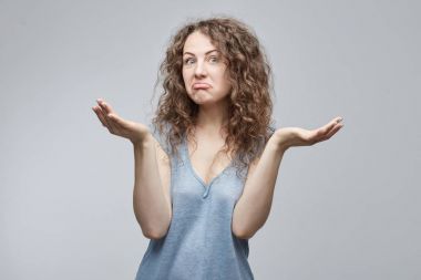 Clueless ve şaşkın genç beyaz genç kadın geniş açık gözleri ve kollarını strugging omuzlarını. Negatif insan duyguları, yaşam algı ve tutum, yüz ifadeleri.