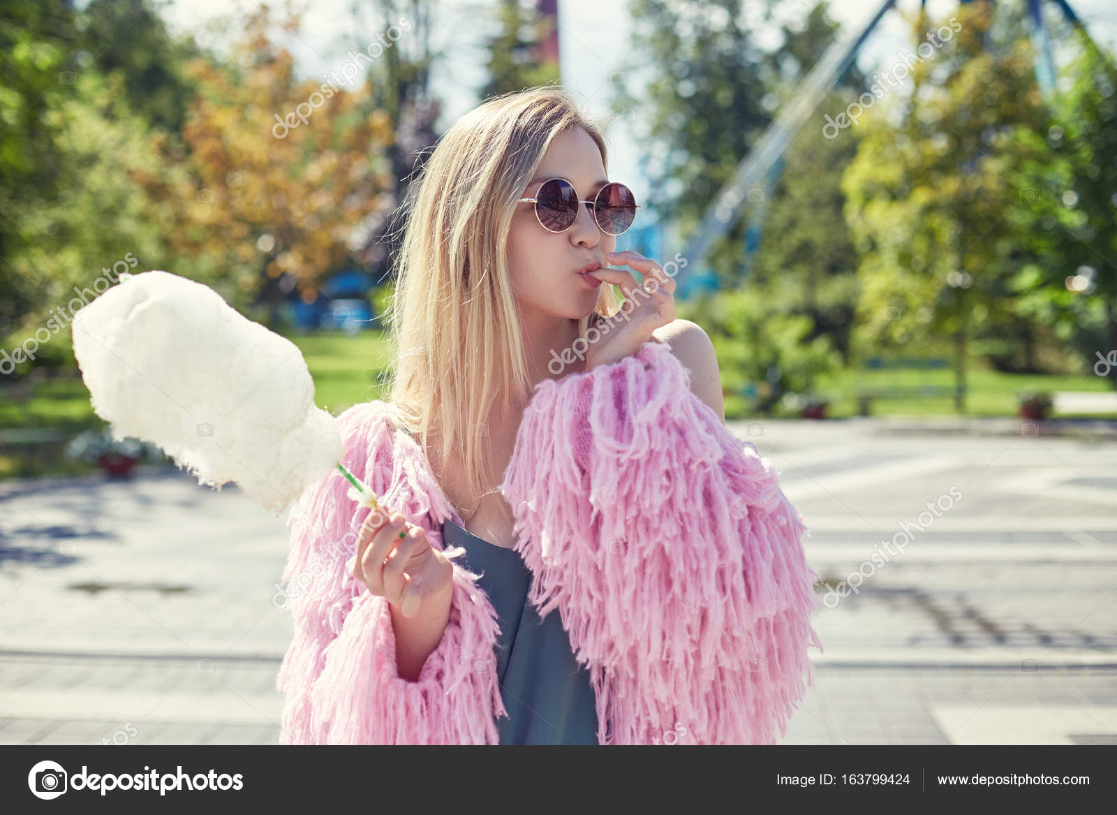 teen-blond-showing-cotton-stripping-bike-freehard