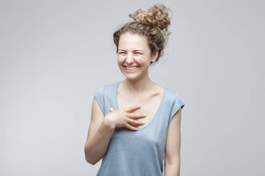 Olumlu insan duyguları. Headshot kıvırcık saçlı kalbi, altından gülen mutlu duygusal genç kızın gözleri kapalı, kapalı eğlenirken mükemmel beyaz dişler gösterilen koruma.